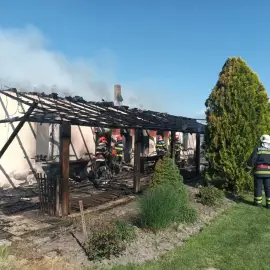 Foto Incendiu la Pârşcoveni. O locuinţă a fost distrusă de flăcări