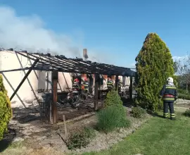 Foto Incendiu la Pârşcoveni. O locuinţă a fost distrusă de flăcări