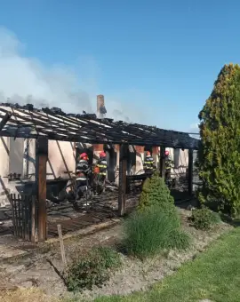 Foto Incendiu la Pârşcoveni. O locuinţă a fost distrusă de flăcări