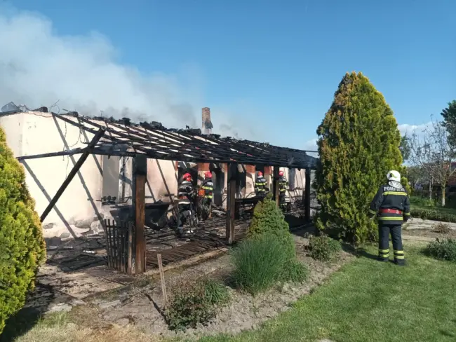 Foto Incendiu la Pârşcoveni. O locuinţă a fost distrusă de flăcări