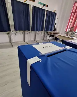 Foto Oltenii îşi aleg preşedintele. Prezenţa la vot