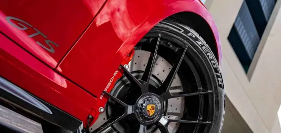 Foto Pirelli echipează noul Porsche 911 GTS: primul model cu sistem de propulsie hibrid