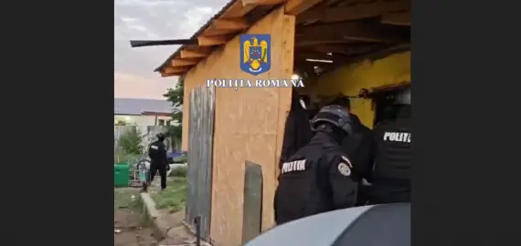 Foto Percheziții într-un caz de furt de 50.000 de euro. Hoţii, un tânăr și părinții săi, au fost la cerşit în Franţa împreună cu victima
