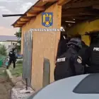 Foto Percheziții într-un caz de furt de 50.000 de euro. Hoţii, un tânăr și părinții săi, au fost la cerşit în Franţa împreună cu victima