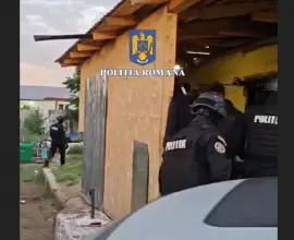 Foto Percheziții într-un caz de furt de 50.000 de euro. Hoţii, un tânăr și părinții săi, au fost la cerşit în Franţa împreună cu victima
