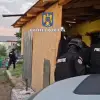 Foto Percheziții într-un caz de furt de 50.000 de euro. Hoţii, un tânăr și părinții săi, au fost la cerşit în Franţa împreună cu victima