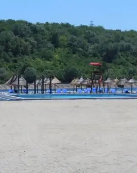 Foto Mario De Mezzo face club de noapte, la Plaja Olt, iar plaja se mută în Pădurea Strehareţi