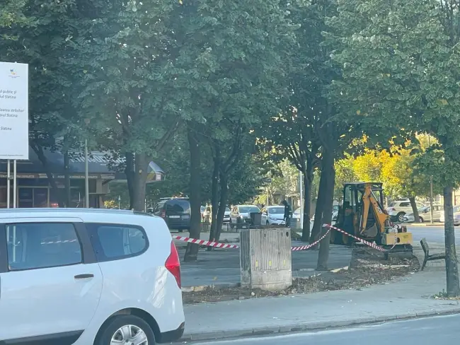 Foto Locul de joacă din cartierul Steaua din Slatina, construit ilegal pe spaţiul verde. Inspectoratul în Construcţii ameninţă cu plângerea penală