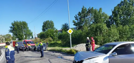 Foto Accident cu două autoturisme implicate, în Slatina. O tânără, la spital   