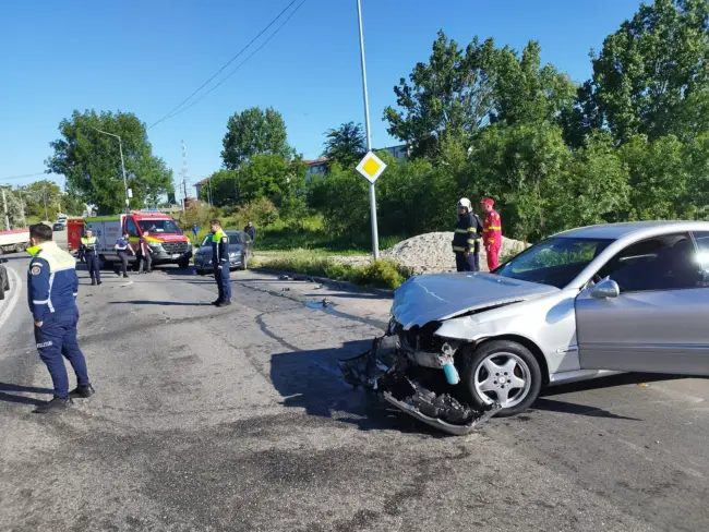 Foto Accident cu două autoturisme implicate, în Slatina. O tânără, la spital   