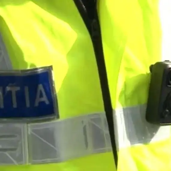 Foto Doi bărbaţi din Iancu Jianu, arestaţi după ce au bătut doi poliţişti şi le-au distrus autospeciala