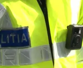 Foto Doi bărbaţi din Iancu Jianu, arestaţi după ce au bătut doi poliţişti şi le-au distrus autospeciala