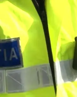 Foto Doi bărbaţi din Iancu Jianu, arestaţi după ce au bătut doi poliţişti şi le-au distrus autospeciala