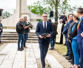 Foto Gest incalificabil al primarului De Mezzo: Şi-a pus subalternii să-i întrerupă microfonul prefectului Cosmin Floreanu