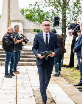 Foto Gest incalificabil al primarului De Mezzo: Şi-a pus subalternii să-i întrerupă microfonul prefectului Cosmin Floreanu