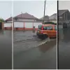 Foto Inundații pe strada Grădiște din Slatina: Locuitorii îl acuză pe primarul De Mezzo că își amintește de ei doar în campania electorală (VIDEO)