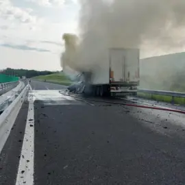 Foto VIDEO. Trafic afectat pe Drumul Expres, după ce un TIR a luat foc la Negreni