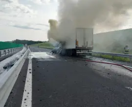 Foto VIDEO. Trafic afectat pe Drumul Expres, după ce un TIR a luat foc la Negreni