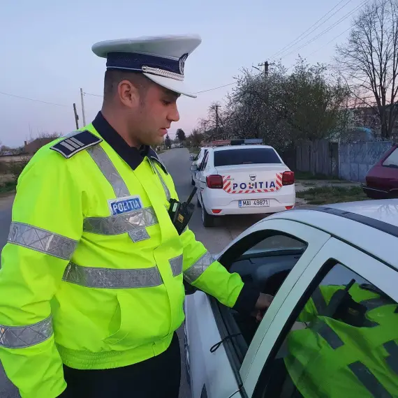 Foto Amenzi şi permise reţinute, în weekend, în Olt. Şoferi depistaţi băuţi, în trafic, în Drăgăneşti-Olt