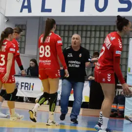 Foto    CSM Slatina se desparte de Attila Horvath şi opt jucătoare