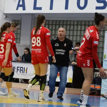 Foto    CSM Slatina se desparte de Attila Horvath şi opt jucătoare