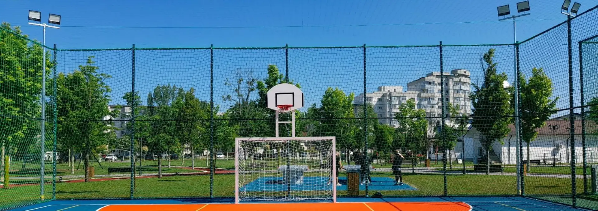 Foto Fotbal, baschet sau glumă scumpă? Ce sport a „inventat” Primăria Slatina în Parcul Tineretului