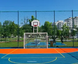 Foto Fotbal, baschet sau glumă scumpă? Ce sport a „inventat” Primăria Slatina în Parcul Tineretului