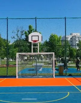 Foto Fotbal, baschet sau glumă scumpă? Ce sport a „inventat” Primăria Slatina în Parcul Tineretului