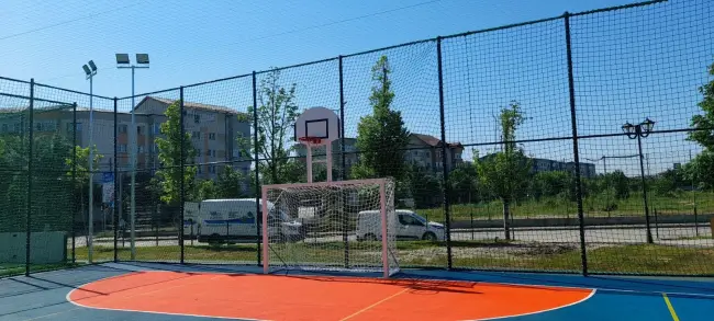 Foto Fotbal, baschet sau glumă scumpă? Ce sport a „inventat” Primăria Slatina în Parcul Tineretului