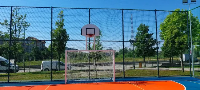 Foto Fotbal, baschet sau glumă scumpă? Ce sport a „inventat” Primăria Slatina în Parcul Tineretului