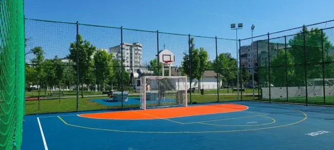 Foto Fotbal, baschet sau glumă scumpă? Ce sport a „inventat” Primăria Slatina în Parcul Tineretului
