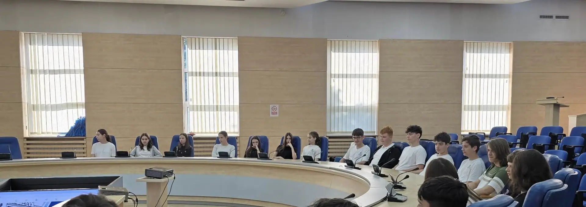 Foto Lecție de educație socială „altfel” la Consiliul Județean Olt: elevii în dialog cu administrația