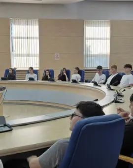 Foto Lecție de educație socială „altfel” la Consiliul Județean Olt: elevii în dialog cu administrația