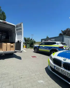 Foto Bărbat reţinut, după ce a fost depistat  pe Drumul European 70, în zona municipiului Caracal, cu duba plină de ţigări contrafăcute   