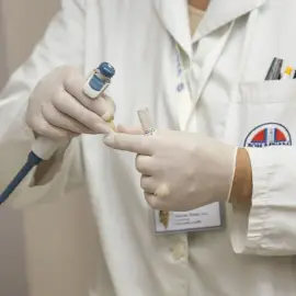 Foto Patru medici de familie, reținuți după ce au decontat servicii fictive de aproape un milion de lei