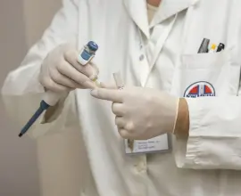 Foto Patru medici de familie, reținuți după ce au decontat servicii fictive de aproape un milion de lei