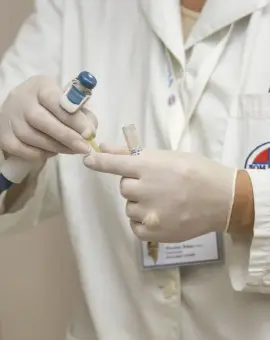 Foto Patru medici de familie, reținuți după ce au decontat servicii fictive de aproape un milion de lei
