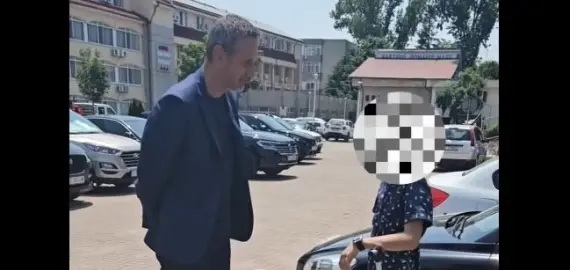 Foto Primarul Mario De Mezzo, acuzat că folosește copiii în campania sa de imagine