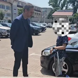 Foto Primarul Mario De Mezzo, acuzat că folosește copiii în campania sa de imagine
