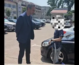 Foto Primarul Mario De Mezzo, acuzat că folosește copiii în campania sa de imagine