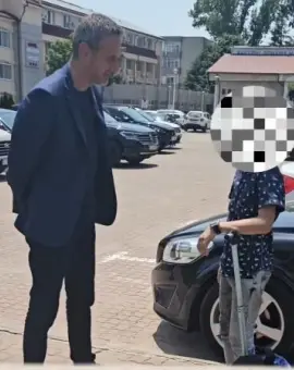 Foto Primarul Mario De Mezzo, acuzat că folosește copiii în campania sa de imagine
