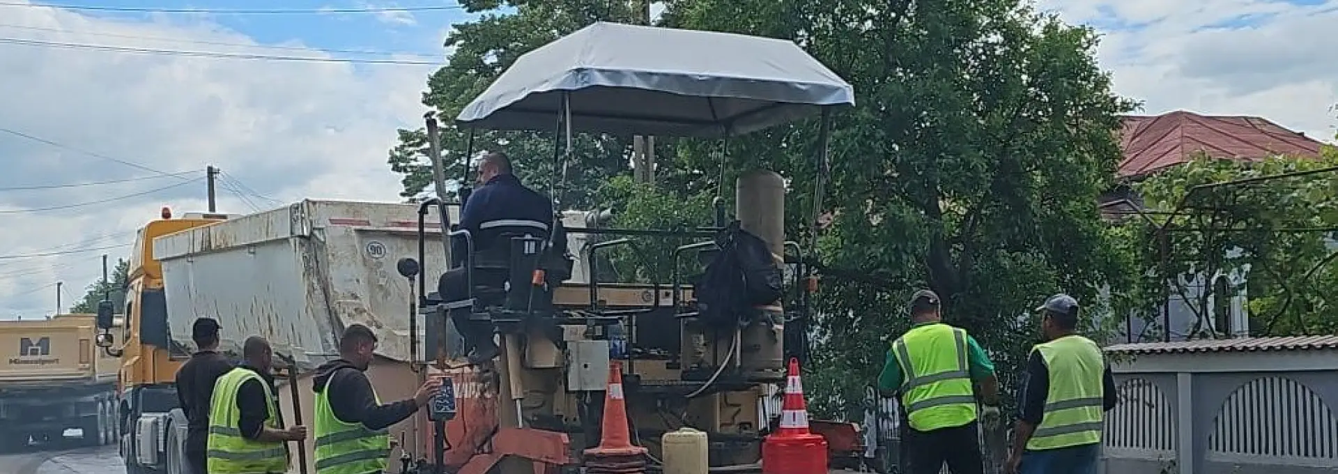 Foto CJ Olt, lucrări intense pe drumurile județene: asfaltări, reparații și marcaje pentru siguranța traficului