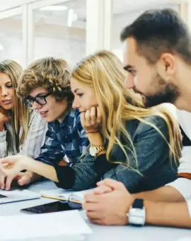 Foto Elevii şi studenţii români care studiază în străinătate se pot asigura medical