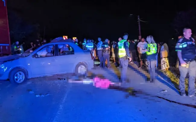 Foto Imagini dramatice cu un Logan care a intrat într-un TIR parcat pe marginea drumului. Doi tineri au murit, iar şoferul vinovat, fără permis, a fugit