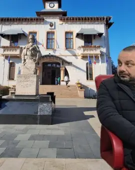 Foto Scandal în fața Primăriei Slatina: Alin Suciu, apropiat al primarului De Mezzo şi director al unei companii municipale, acuzat că refuză returnarea unui împrumut