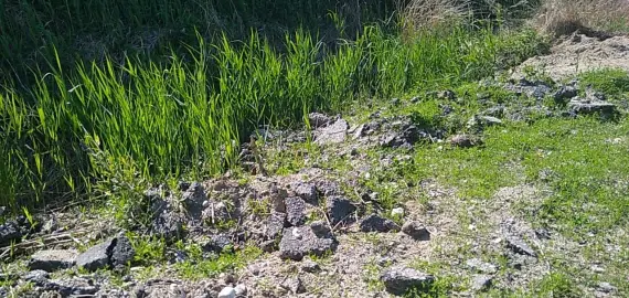 Foto Moloz şi asfalt depozitate ilegal pe malul Oltului, Garda de Mediu sesizează parchetul