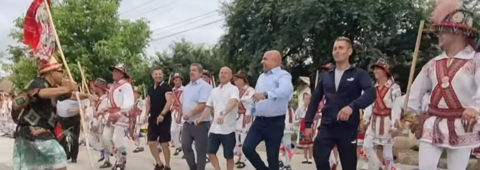 Foto Călușul, înapoi acasă: moment artistic de excepție la Gura Padinii, oferit de maeștrii coregrafi din Olt (VIDEO)