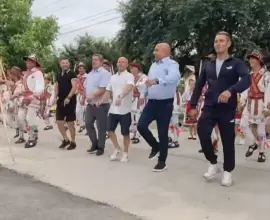 Foto Călușul, înapoi acasă: moment artistic de excepție la Gura Padinii, oferit de maeștrii coregrafi din Olt (VIDEO)