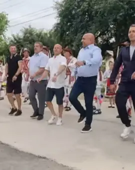 Foto Călușul, înapoi acasă: moment artistic de excepție la Gura Padinii, oferit de maeștrii coregrafi din Olt (VIDEO)
