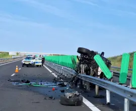 Foto VIDEO. Accident pe DEx 12. Un tânăr, din Piatra-Olt, s-a răsturnat cu maşina